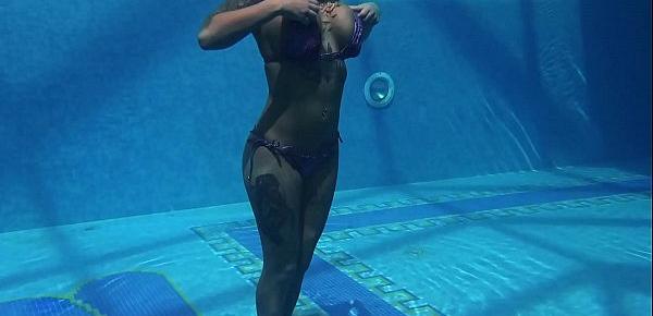  Heidi Van Horny big tits and ass underwater
